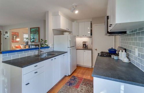 Ann Arbor Maison | Ann Arbor Home w/ Deck, 2 Mi to Michigan Stadium!