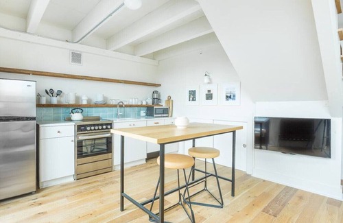 Yamacraw Village Appartement | Annabelle 4A - Top Floor Loft with Terrace in Historic Downtown