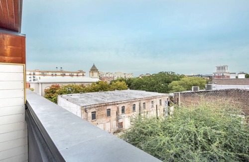 Yamacraw Village Appartement | Annabelle 4B - Bright Loft With a Patio in Downtown Savannah