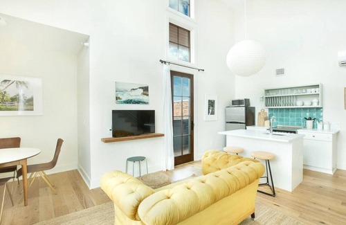 Yamacraw Village Appartement | Annabelle 4C - Top Floor 2BR Historic District Loft with Terrace