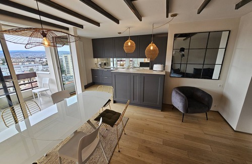 Novel Appartement | Annecy, lumineux triplex 5 lits avec toit terrasse surplombant lac et montagnes.