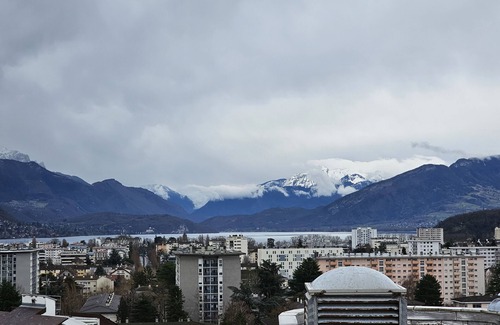 Novel Appartement | Annecy, lumineux triplex 5 lits avec toit terrasse surplombant lac et montagnes.