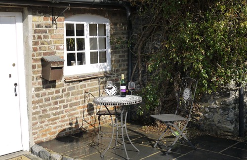 Manston Cottage | Annie's Cottage. Une jolie maison en style chocolat avec beaucoup de caractère.