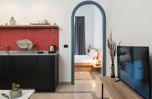 Gemmayzeh Appartement | Anoor 1-BR Apt in Gemmayze W/ Balcony & 24/7 Power