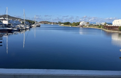 Jolly Harbour Copropriété | Antiguan Villa w/Amazing Water View, 5 minutes to Beach
