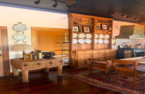 Fayetteville Maison | 1895 Farm and Barn your Antique Headquarters for Round Top Shows