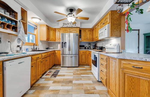 Waupaca Maison | Antiquing & Fishing: Riverfront Waupaca Home!