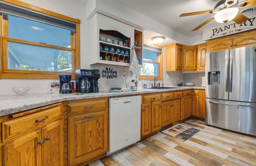 Waupaca Maison | Antiquing & Fishing: Riverfront Waupaca Home!