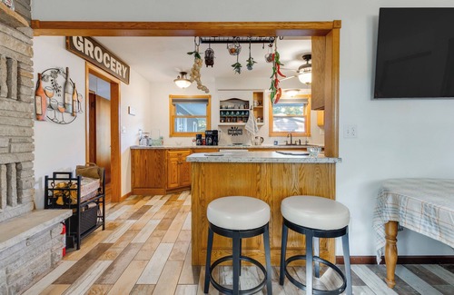 Waupaca Maison | Antiquing & Fishing: Riverfront Waupaca Home!