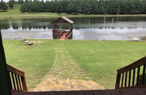 Bates Maison | Antler Oaks Lakeside Cabin