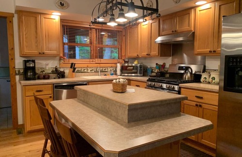 Alpine Lake Maison | Amazing 2 bedroom cabin with a screened in back porch!