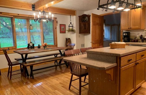 Alpine Lake Maison | Amazing 2 bedroom cabin with a screened in back porch!