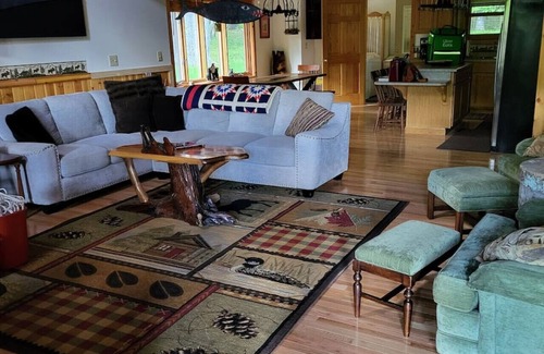 Alpine Lake Maison | Amazing 2 bedroom cabin with a screened in back porch!
