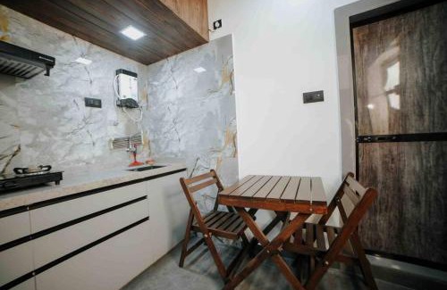 Andheri West Appartement | Ap2. Cozy AC Studio W/ Kitchenette Nr Kokilaben Hosp.