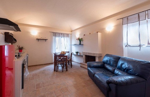 Mombaroccio Appartement | Apartment in Villagrande with Pool & Garden