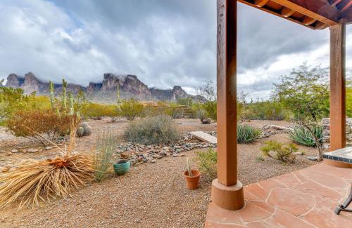 Apache Junction Maison | Apache Junction Desert Gem with Patio and Views!