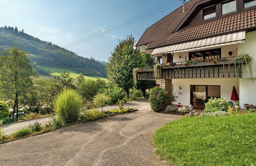Ottenhofen im Schwarzwald Appartement | Appartement "Haus Schindler" avec vue sur les montagnes, terrasse privée et Wi-Fi