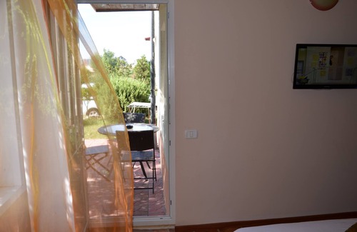 Mamaia-Sat Appartement | Appartement avec 2 chambres à aire ouverte, terrasse privée, petit déjeuner et piscines, près de la mer.