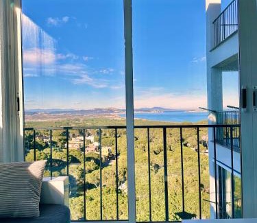 Pals Appartement | Apartamento con piscina y vistas al mar