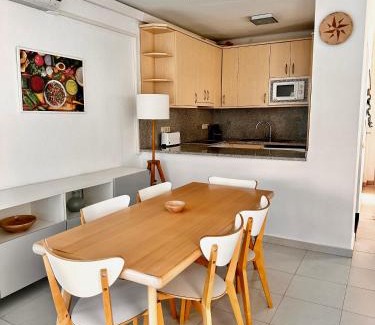 Pals Appartement | Apartamento con piscina y vistas al mar