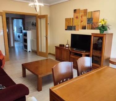 Burgos Appartement | apartamento de tres dormitorios con garaje y todos los servicios cerca