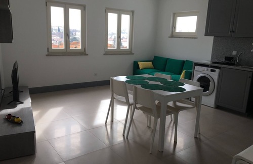 Viseu Appartement | Apartamento na praça Dom Duarte, 3º andar com varanda
