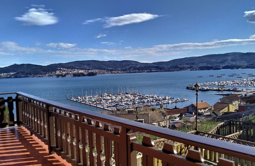 San Adrian de Cobres Cottage | Maison en bois pour 4 personnes avec vue sur la Ría de Vigo, jardin avec barbecue.
