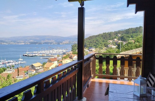 San Adrian de Cobres Cottage | Maison en bois pour 4 personnes avec vue sur la Ría de Vigo, jardin avec barbecue.