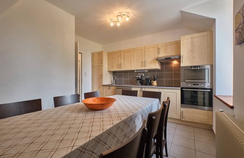 Saint-Geoire-en-Valdaine Appartement | Appartement 'Grand Gîte Du Château De St Geoire' avec vue sur les montagnes, terrasse et jardin