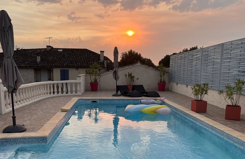 Valprionde Appartement | Appartemen dans maison en pierre blanche du quercy avec piscine