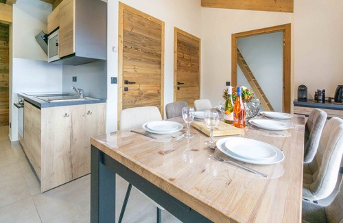 Val Cenis Appartement | Chalet "La Parrachée", avec balcon, Wi-Fi et climatisation