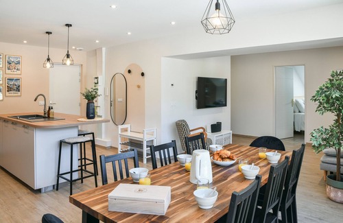 Saint-Pierre-d'Albigny Appartement | Apartment 'Entre Cimes Et Vignes - Clim Wifi' with Mountain View, Wi-Fi and Air Conditioning