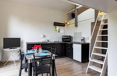 Saint-Romain-la-Virvee Appartement | Appartement 'L'orée Des Vignes' avec piscine partagée, terrasse privée et Wi-Fi