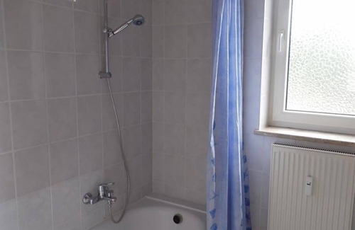 Altenholz-Klausdorf Appartement | Apartment 1, shower, toilet, living room/bedroom - Apartment Wall