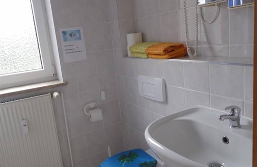 Altenholz-Klausdorf Appartement | Apartment 1, shower, toilet, living room/bedroom - Apartment Wall