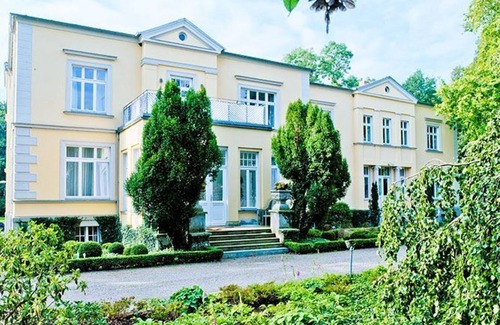 Landsdorf Appartement | Apartment 1 - Your retreat with a view of the elephant tree - The manor house -