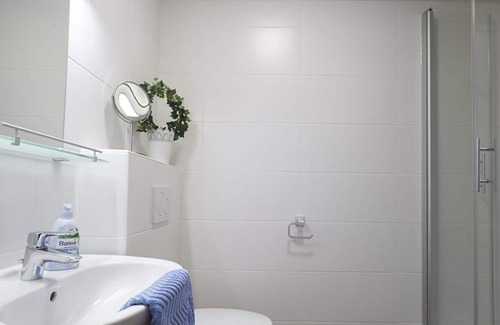 Halbturn Appartement | Apartment 2, balcony, shower/toilet, front side - Apartment Halbturn