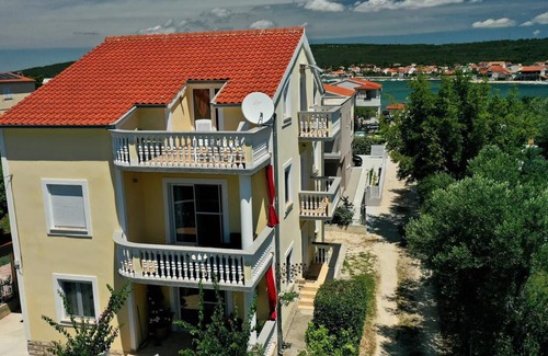 Sukosan Appartement | Appartement 3 Appartement moderne, petit balcon, 50m. à la mer