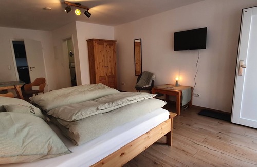 Ziegenhain Appartement | Apartment 4 with 31 sqm, (1,80m bed) Sep. Kitchen / Bathroom