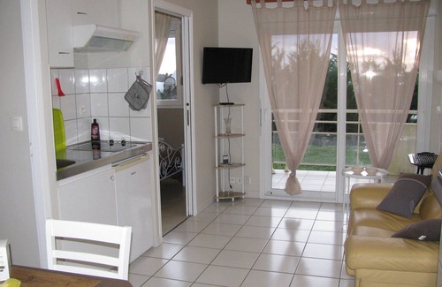 Jonzac Appartement | Appartement à 800 m des thermes 100 m Antilles de JONZAC
