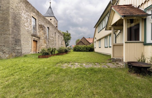 Huttenrode Appartement | Appartement 'Altes Pfarrhaus - Wohnung Farbwelt' avec jardin privé et Wi-Fi