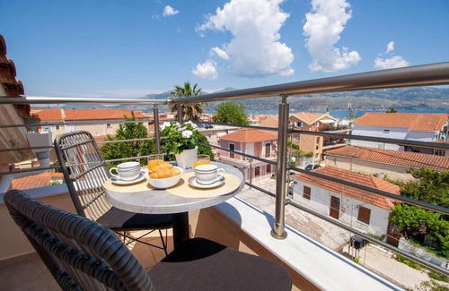 Lixouri Appartement | Apartment 'Anthi's Central' with Sea View, Wi-Fi and Air Conditioning