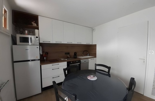 Bielle Appartement | Apartment 'Appartement 2 Chambres Valle Ossau' with Mountain View, Shared Pool and Wi-Fi