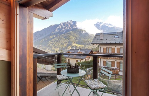 Valdisotto Appartement | Appartement "Aria di Casa Reit" avec vue sur les montagnes, jardin partagé et Wi-Fi.