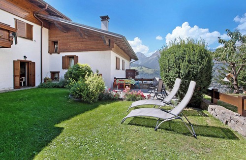 Valdisotto Appartement | Appartement "Aria di Casa Reit" avec vue sur les montagnes, jardin partagé et Wi-Fi.