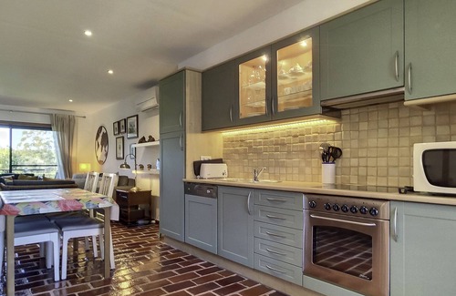Alcantarilha Appartement | Appartement "Arrancada 14" avec vue sur les montagnes, Wi-Fi et climatisation.
