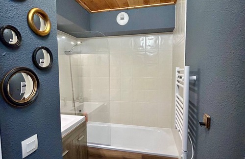 Flumet Appartement | Apartment at the foot of the slopes, swimming pool, sauna, linen included and pets allowed.