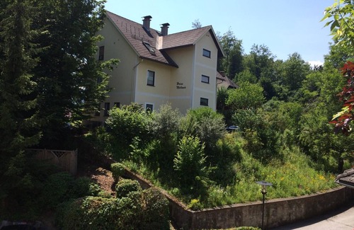 Velden am Worther See Appartement | Apartment 'Haus Melanie - Fewo 5' with Mountain View, Shared Garden and Wi-Fi