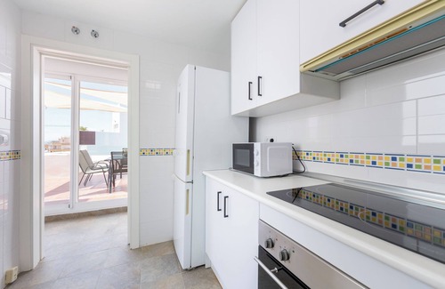 Retamar Appartement | Appartement 'Ático Nuevo Con Piscina' avec vue sur la mer, piscine partagée et climatisation