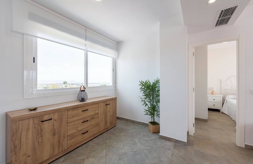 Retamar Appartement | Appartement 'Ático Nuevo Con Piscina' avec vue sur la mer, piscine partagée et climatisation